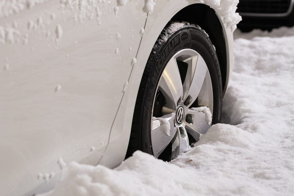 How to Handle Your Vehicle in Snowy Conditions - Warren Collision Center Explains